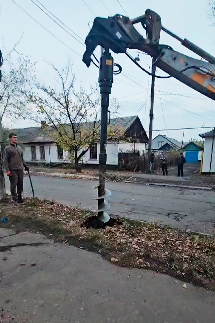 ЛНР, экскаватор JCB 3CX и гидровращатель RAY REA8000